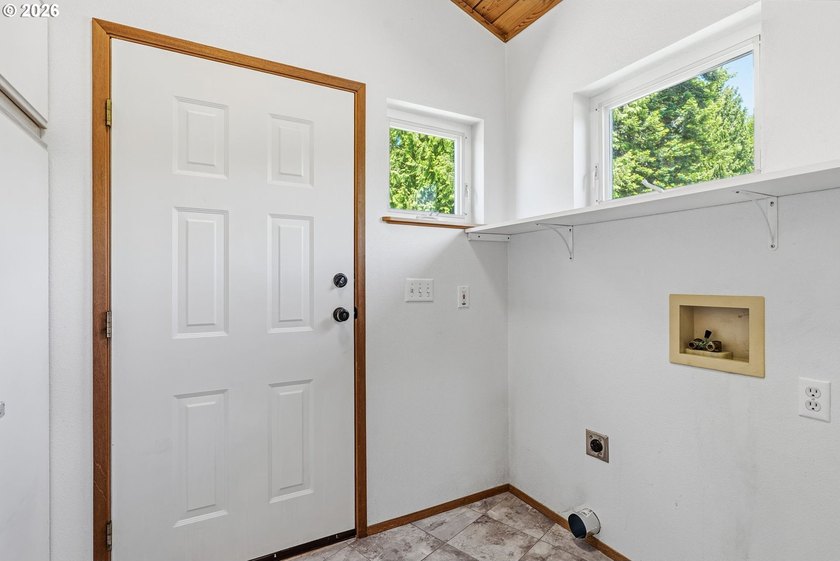 Enjoy the beauty of the Pacific Northwest in this custom-built 4 - photo 29