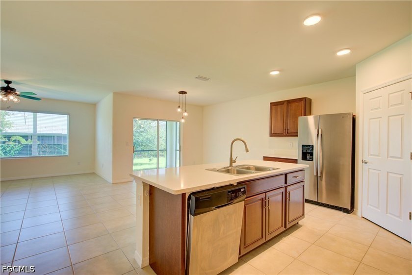 Welcome to this beautifully maintained 4-bedroom, 2-bath home in - photo 6