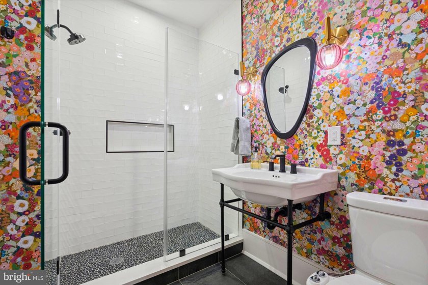 This home is set squarely between Passyunk Square and Queen - photo 14