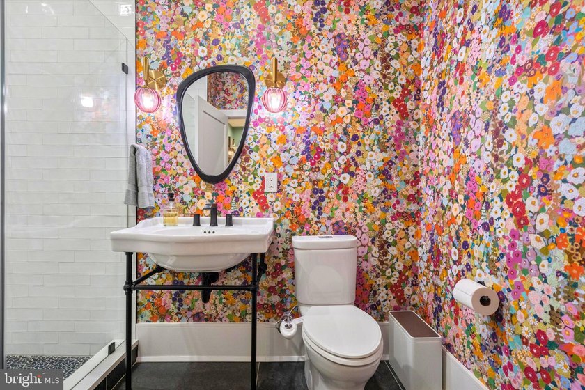 This home is set squarely between Passyunk Square and Queen - photo 16