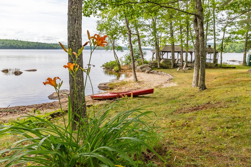 Welcome to your dream lakefront retreat! Serene lakeside living - photo 10