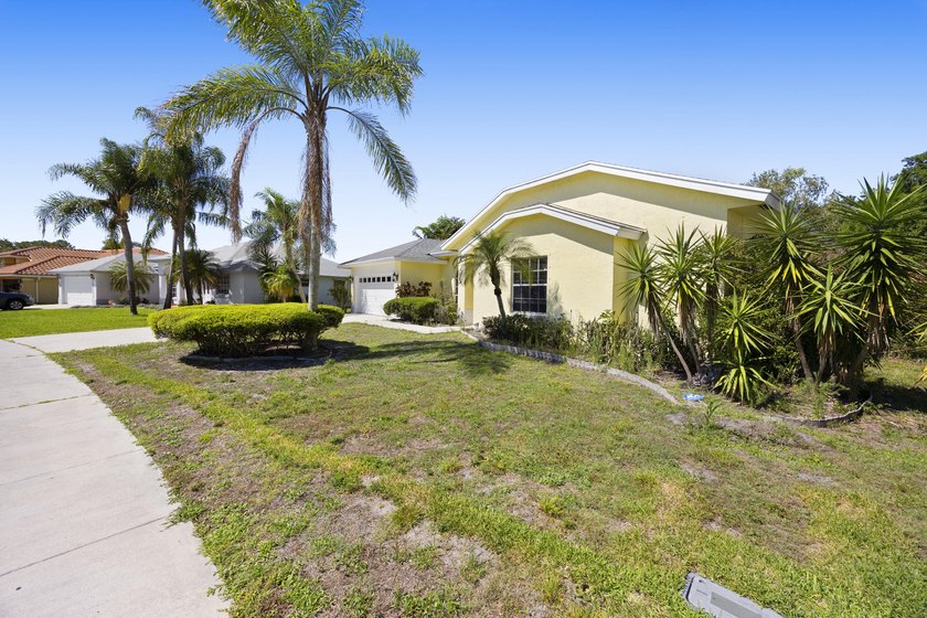 Welcome to this spacious and beautifully maintained 3-bedroom - photo 2