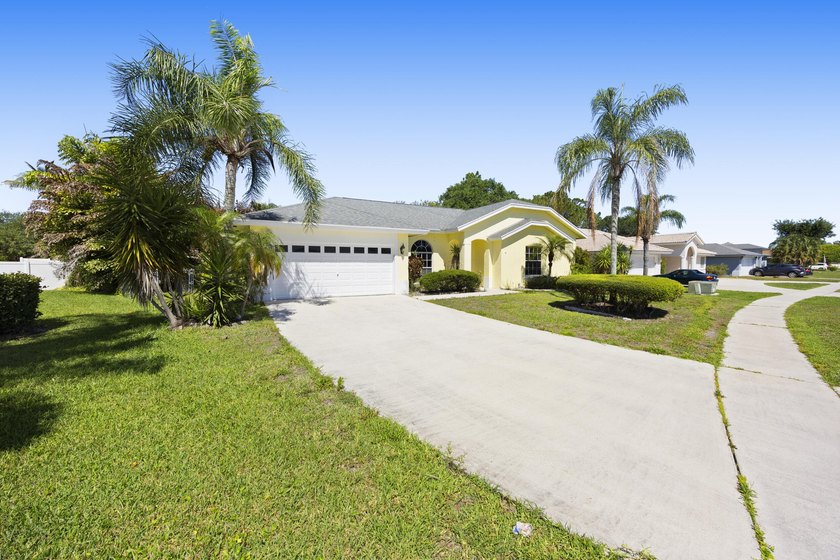Welcome to this spacious and beautifully maintained 3-bedroom - photo 3