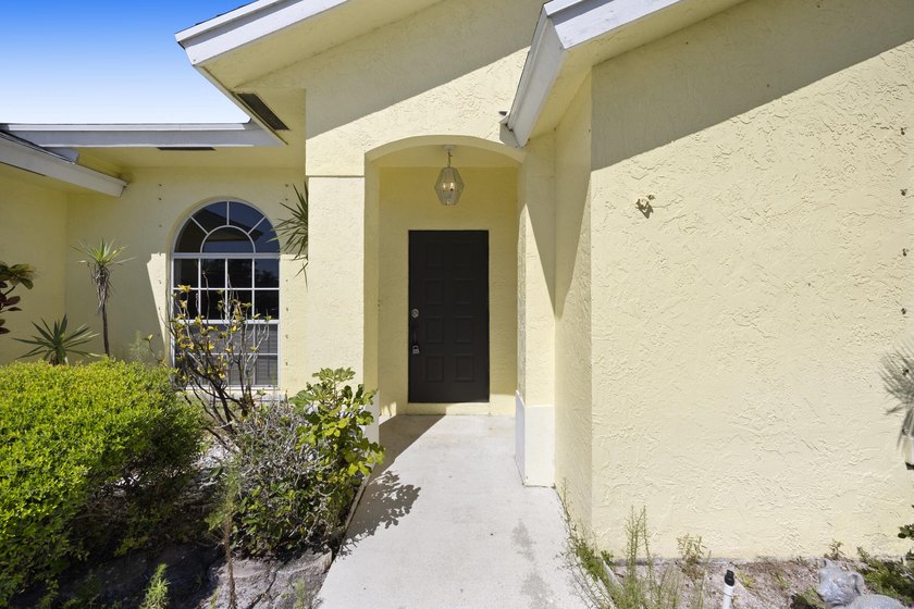 Welcome to this spacious and beautifully maintained 3-bedroom - photo 5