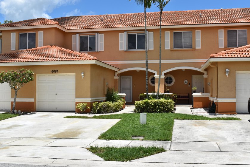 Beautifully maintained 3 bedroom 2.5 bathroom1 car garage - photo 2