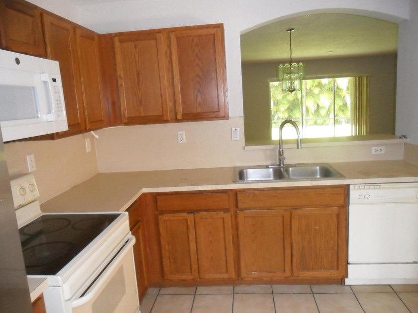 Beautifully maintained 3 bedroom 2.5 bathroom1 car garage - photo 6