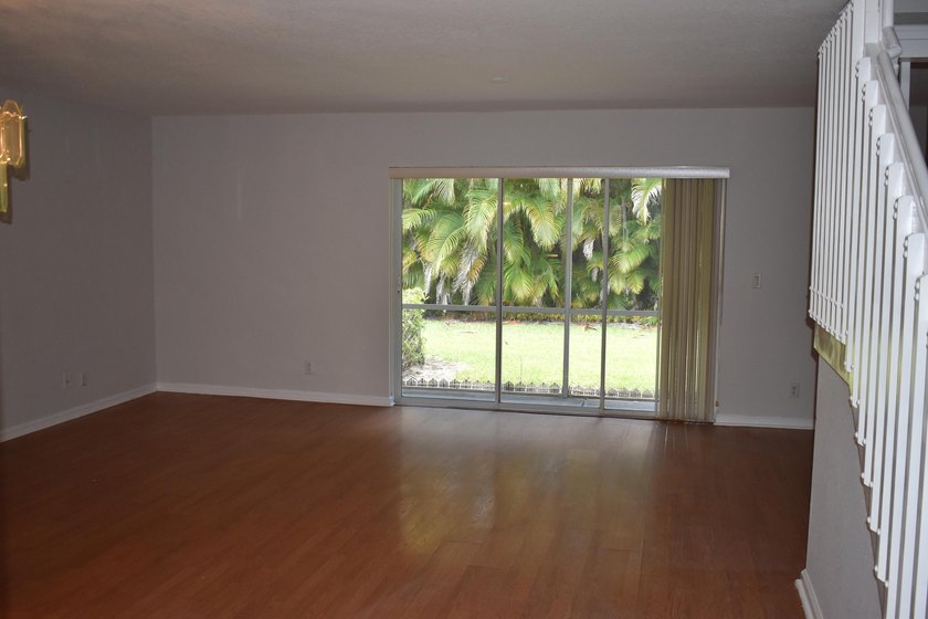 Beautifully maintained 3 bedroom 2.5 bathroom1 car garage - photo 7