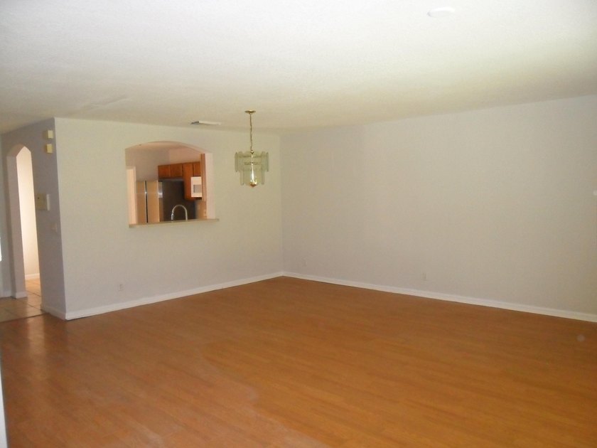 Beautifully maintained 3 bedroom 2.5 bathroom1 car garage - photo 9