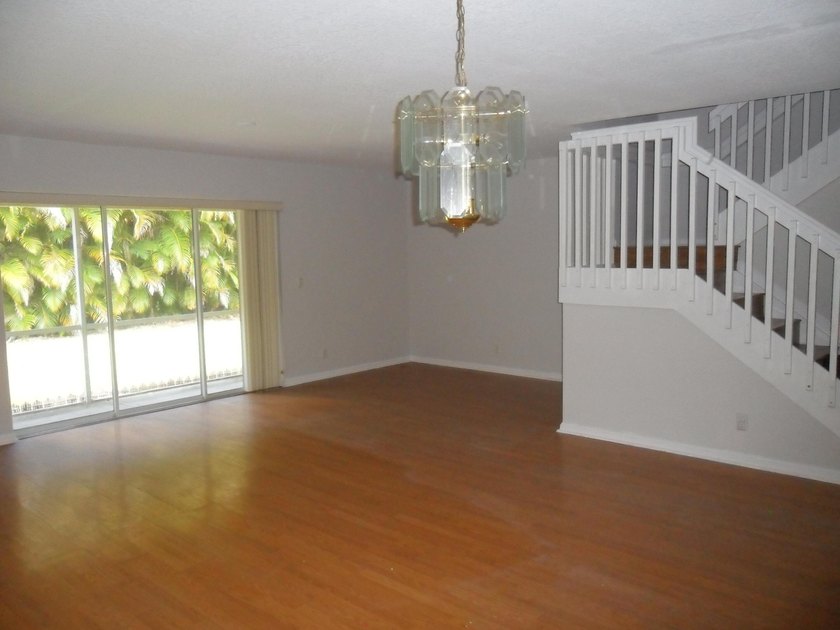 Beautifully maintained 3 bedroom 2.5 bathroom1 car garage - photo 10