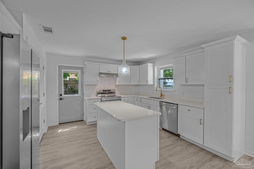 Beautifully renovated and move-in ready! This stunning 4-bedroom - photo 11