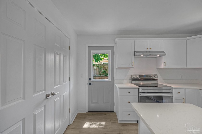 Beautifully renovated and move-in ready! This stunning 4-bedroom - photo 12