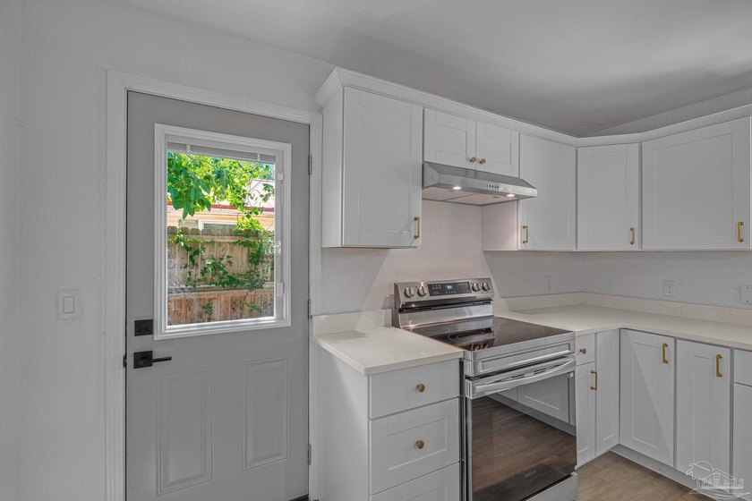 Beautifully renovated and move-in ready! This stunning 4-bedroom - photo 13