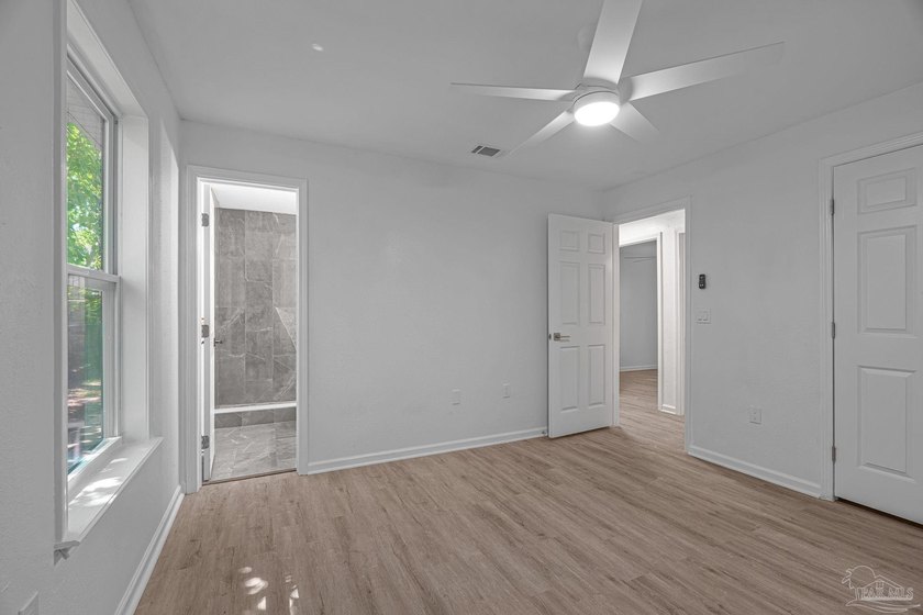 Beautifully renovated and move-in ready! This stunning 4-bedroom - photo 16