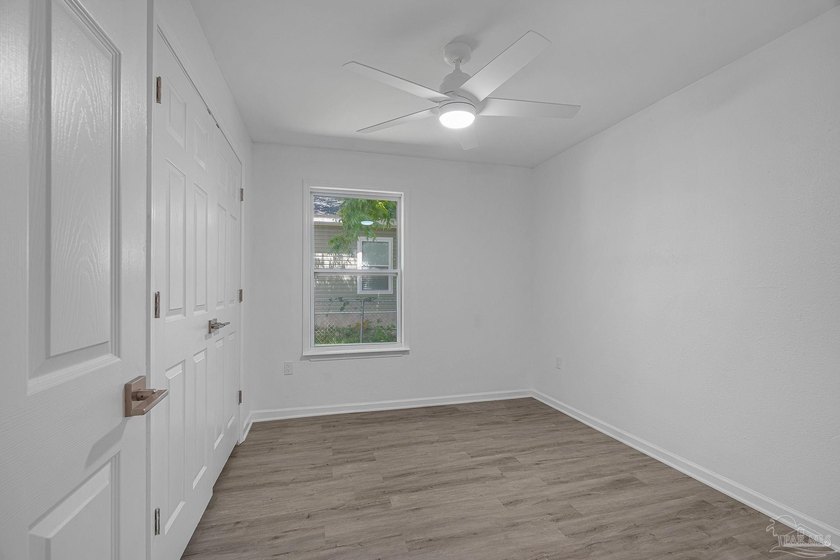 Beautifully renovated and move-in ready! This stunning 4-bedroom - photo 20