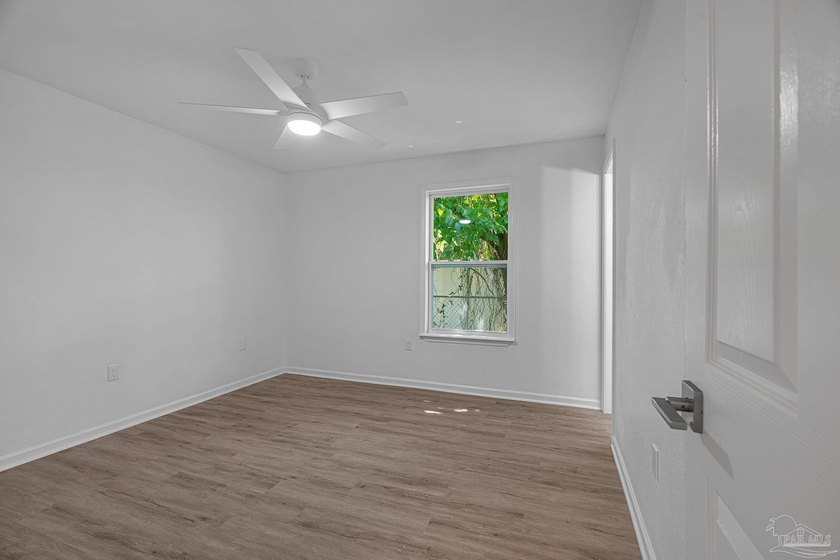 Beautifully renovated and move-in ready! This stunning 4-bedroom - photo 22