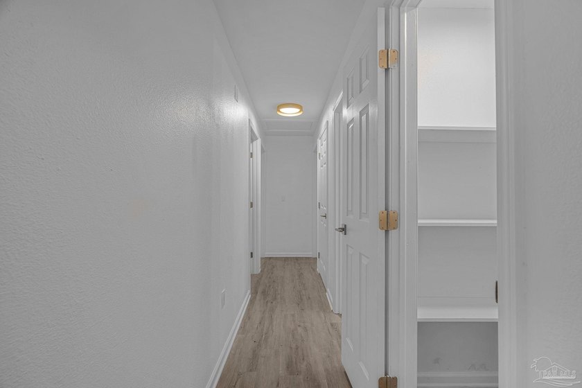 Beautifully renovated and move-in ready! This stunning 4-bedroom - photo 24
