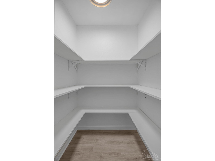 Beautifully renovated and move-in ready! This stunning 4-bedroom - photo 26