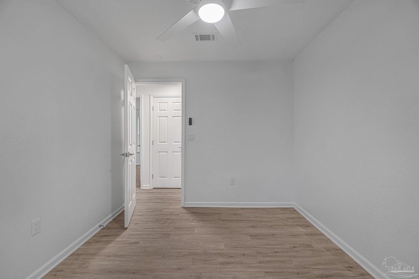 Beautifully renovated and move-in ready! This stunning 4-bedroom - photo 30