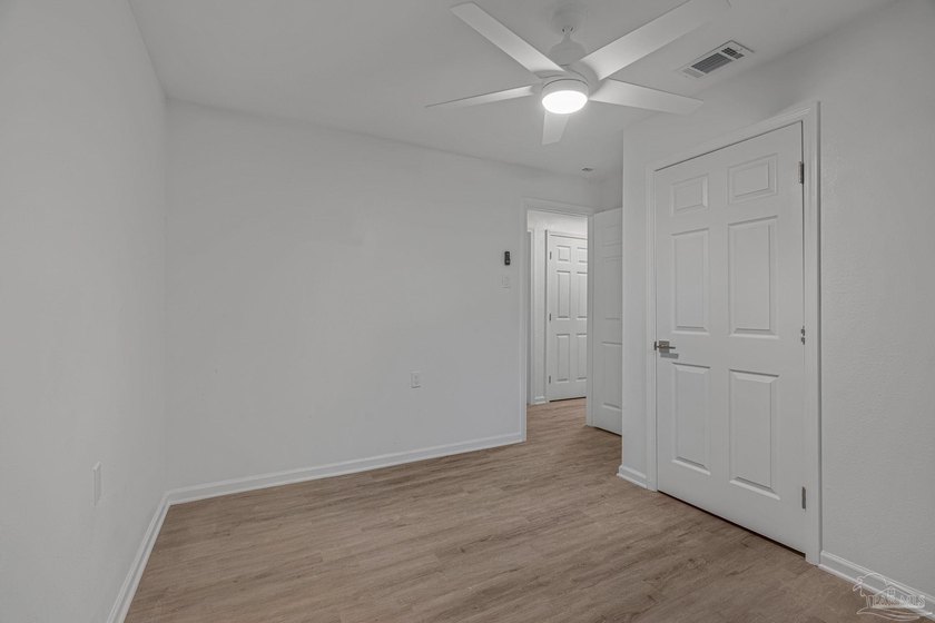 Beautifully renovated and move-in ready! This stunning 4-bedroom - photo 31
