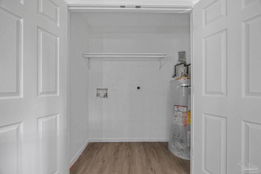 Beautifully renovated and move-in ready! This stunning 4-bedroom - photo 33
