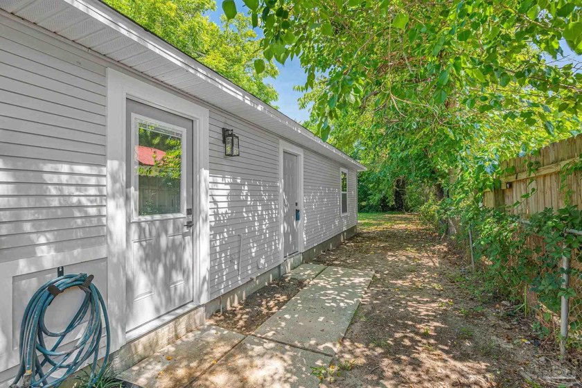 Beautifully renovated and move-in ready! This stunning 4-bedroom - photo 34