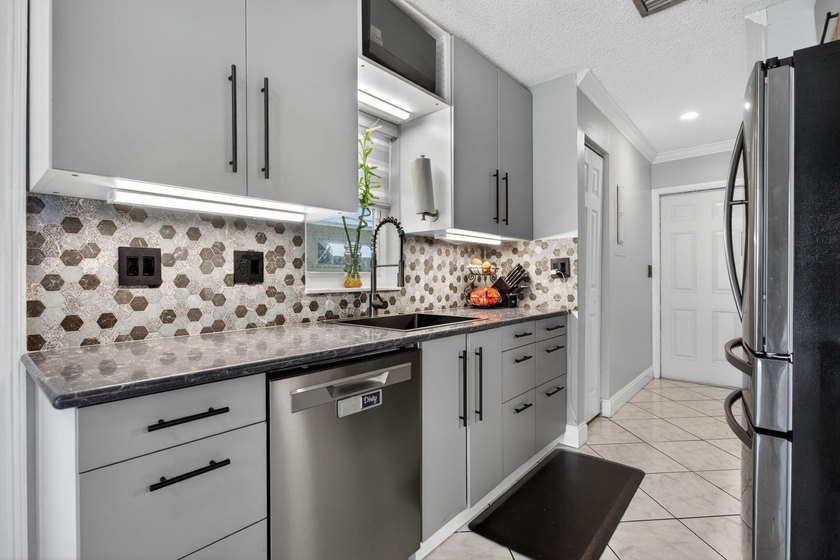IMPACT WINDOWS- BRAND NEW KITCHEN! Welcome to this spacious and - photo 4