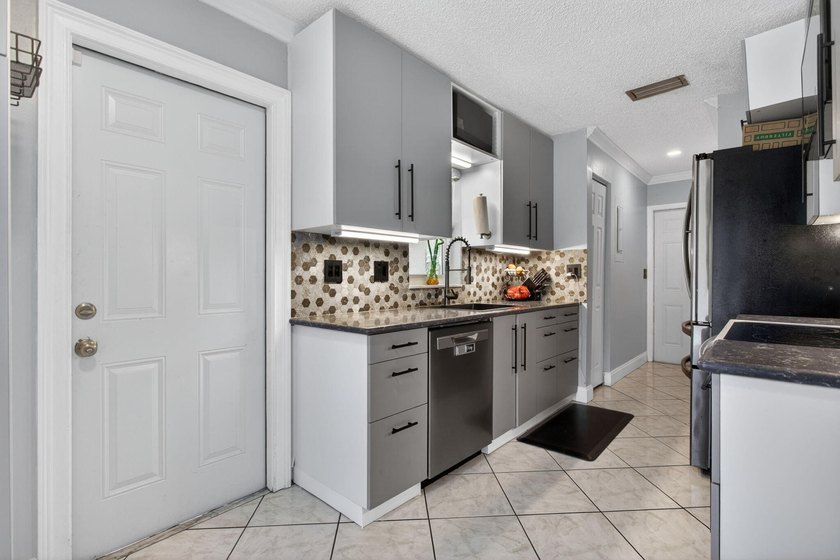 IMPACT WINDOWS- BRAND NEW KITCHEN! Welcome to this spacious and - photo 5