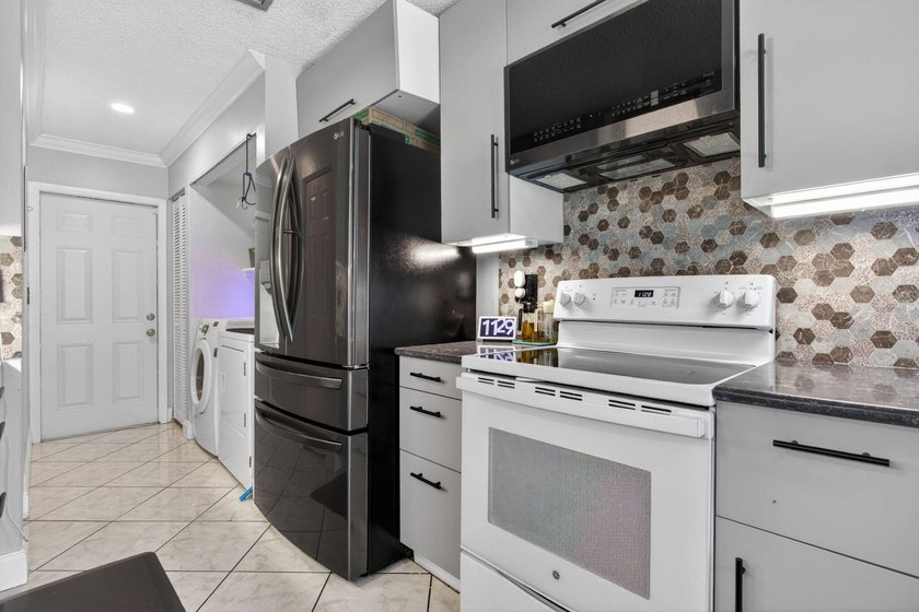 IMPACT WINDOWS- BRAND NEW KITCHEN! Welcome to this spacious and - photo 7