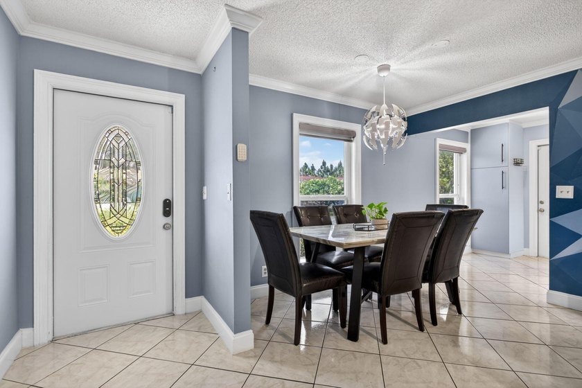 IMPACT WINDOWS- BRAND NEW KITCHEN! Welcome to this spacious and - photo 9