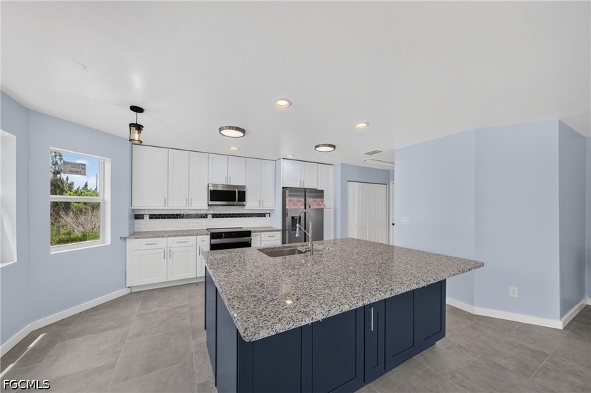 This beautifully renovated move in ready home offers 3 bedrooms - photo 9