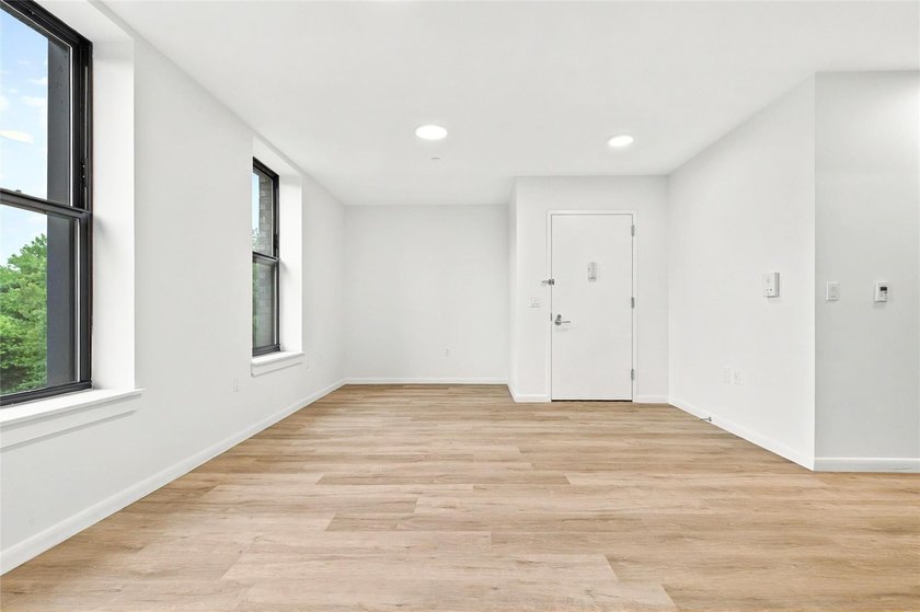 Welcome to the Soundview Park Townhouses. This is New - photo 15