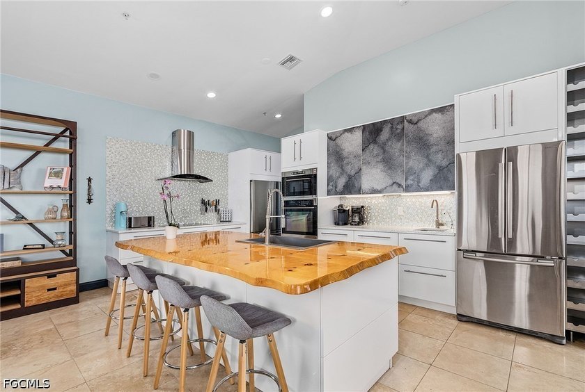 High-performing, income-producing vacation rental on one of - photo 5