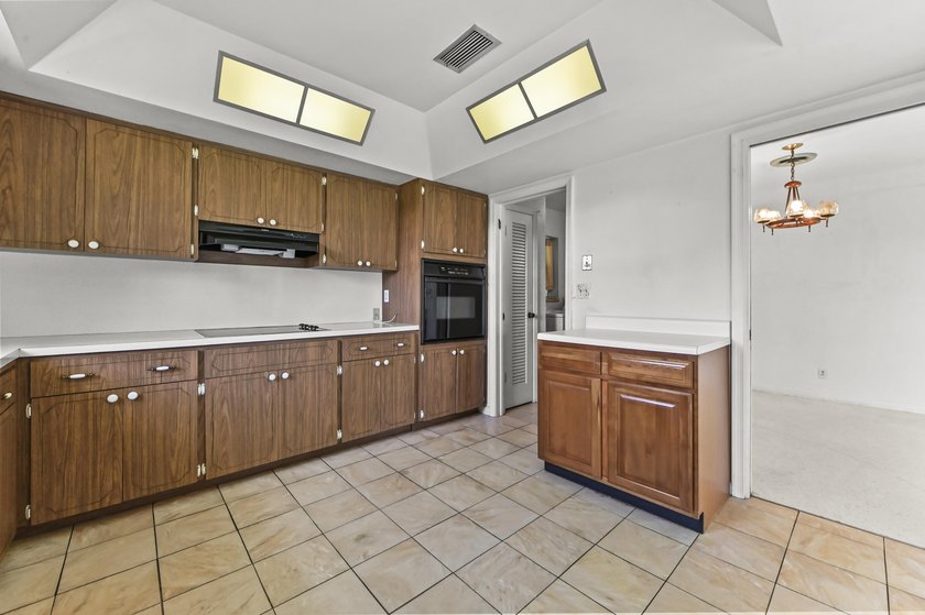 Welcome to this charming single-story residence in Country Club - photo 11