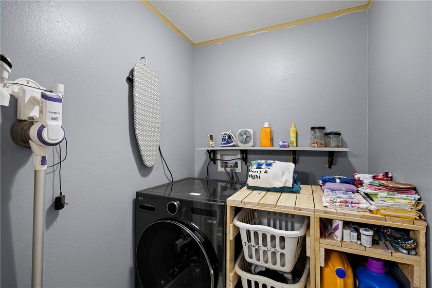 Welcome home to this charming 3-bedroom, 1.5-bath property - photo 17