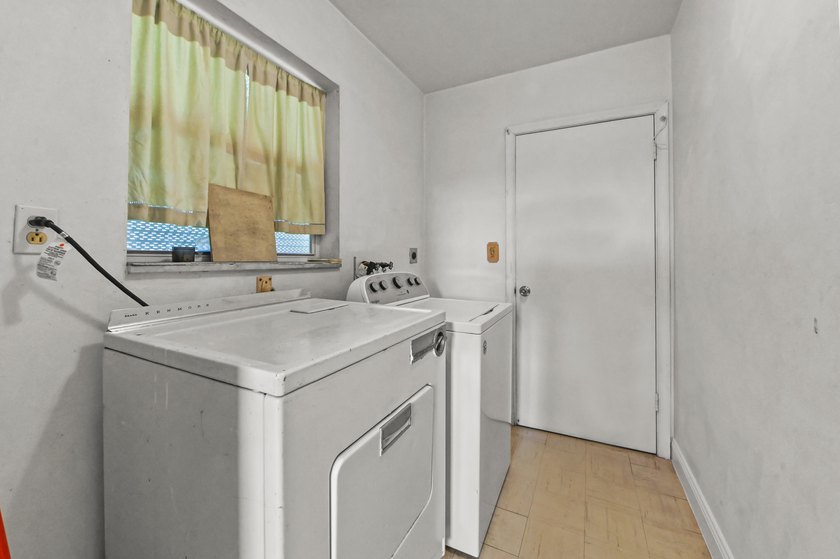 Welcome to this charming single-story residence in Country Club - photo 19