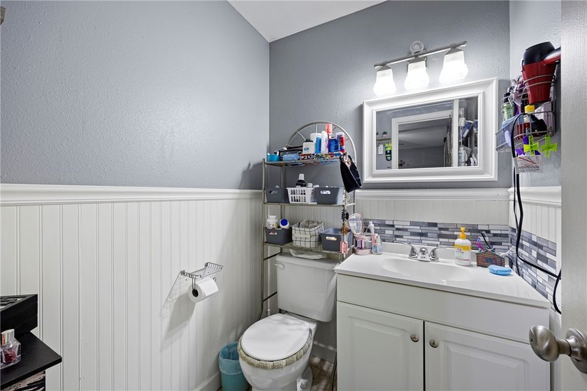 Welcome home to this charming 3-bedroom, 1.5-bath property - photo 21
