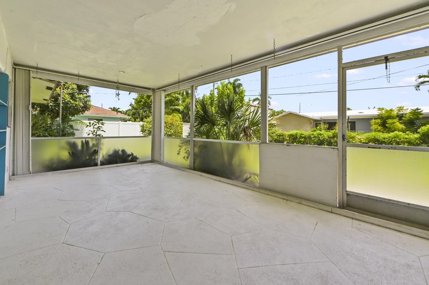 Welcome to this charming single-story residence in Country Club - photo 21