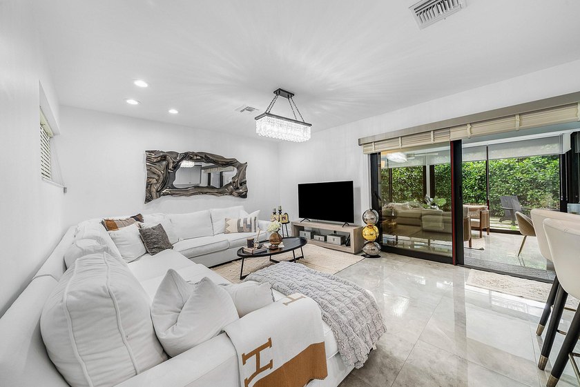 MAKE AN OFFER! Stunning and magnificently expanded two-story - photo 14