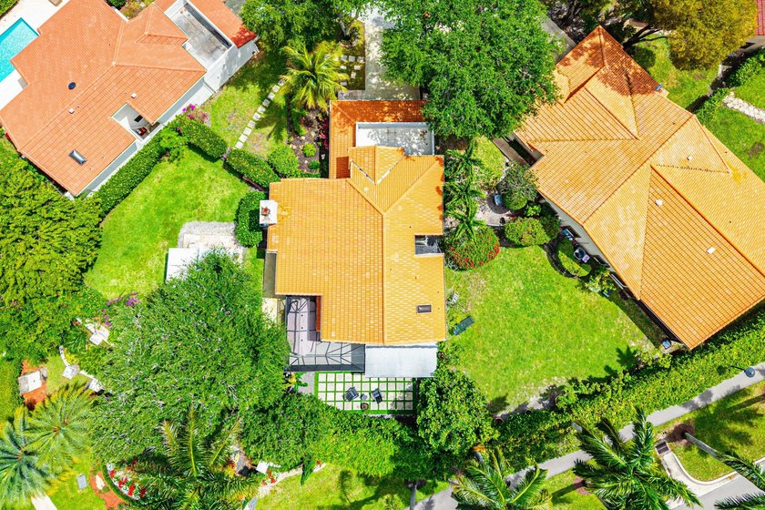 MAKE AN OFFER! Stunning and magnificently expanded two-story - photo 48