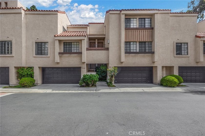917 Sq Ft, 1 Bedroom + Loft/Flex space is fully remodeled - photo 3