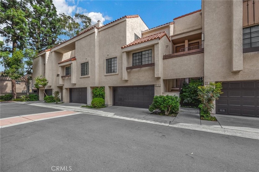 917 Sq Ft, 1 Bedroom + Loft/Flex space is fully remodeled - photo 4