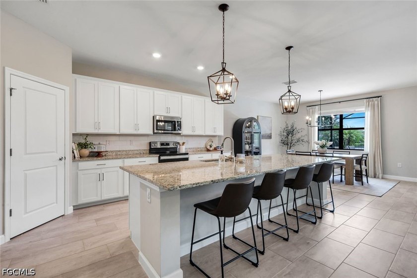 Welcome to the home that truly has it all-style, comfort - photo 7