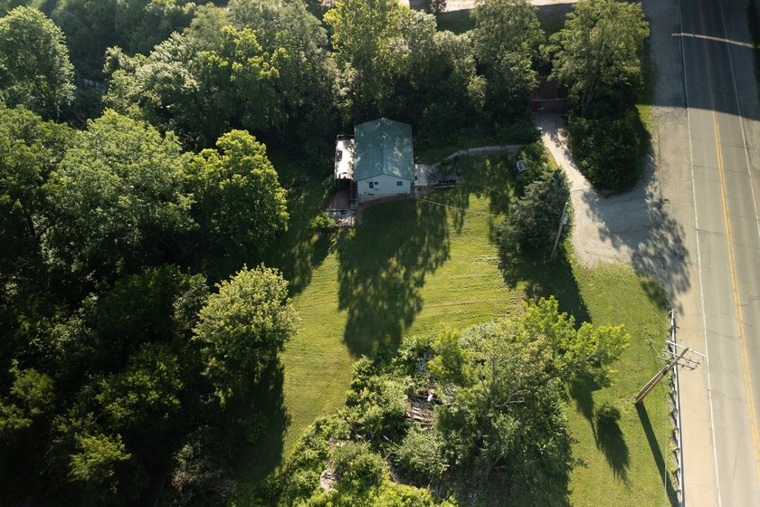 Welcome to your own retreat! Nestled on 1.25 wooded acres in - photo 23