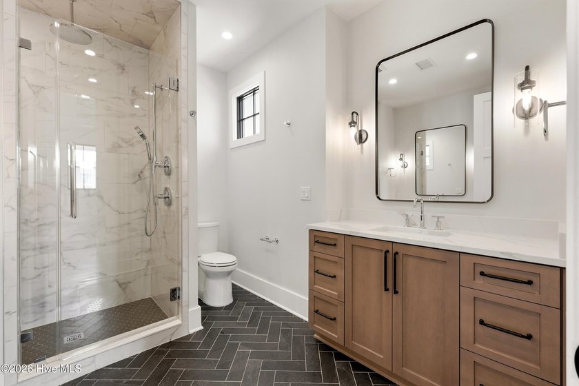 Luxury, location, and low-maintenance living come together - photo 33