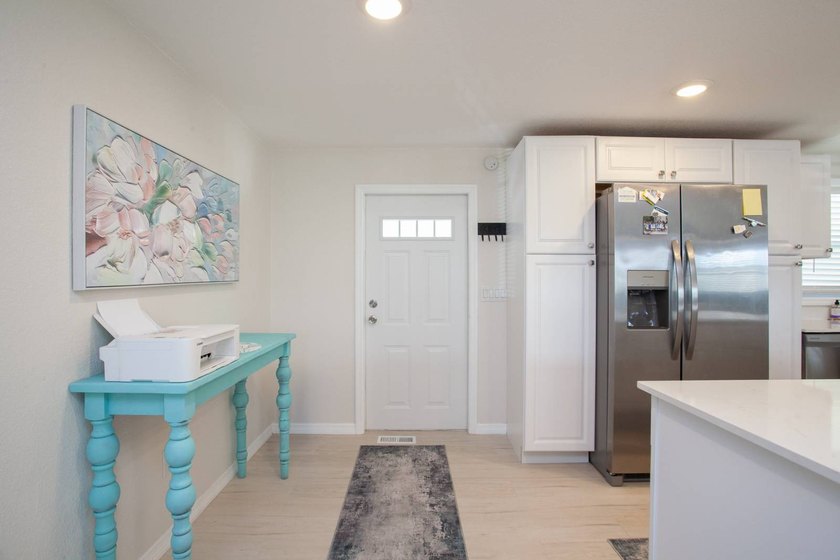 Fully updated 2024. Open floor kitchen plan. Extra-large - photo 2