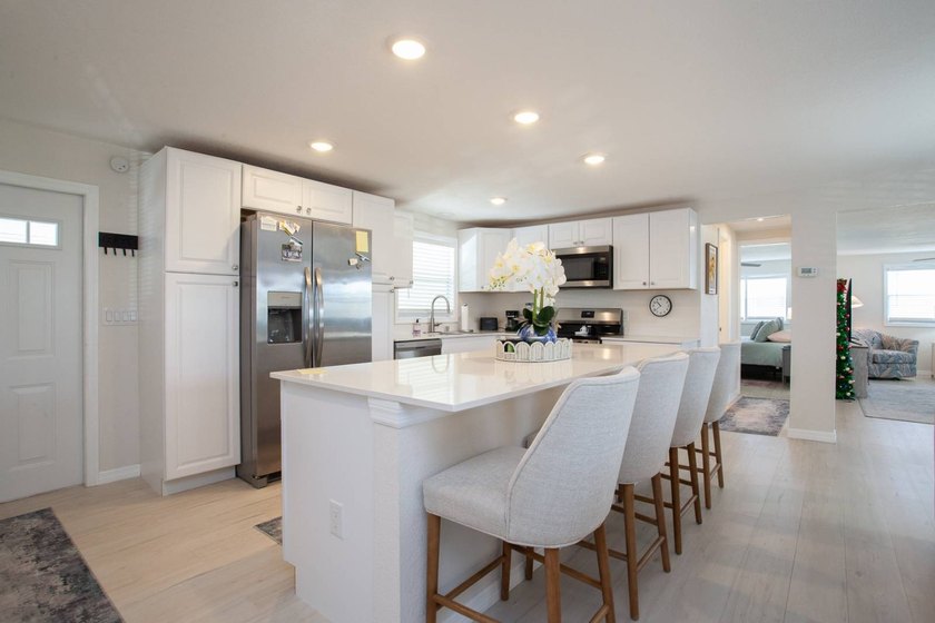 Fully updated 2024. Open floor kitchen plan. Extra-large - photo 3