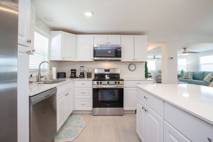 Fully updated 2024. Open floor kitchen plan. Extra-large - photo 4