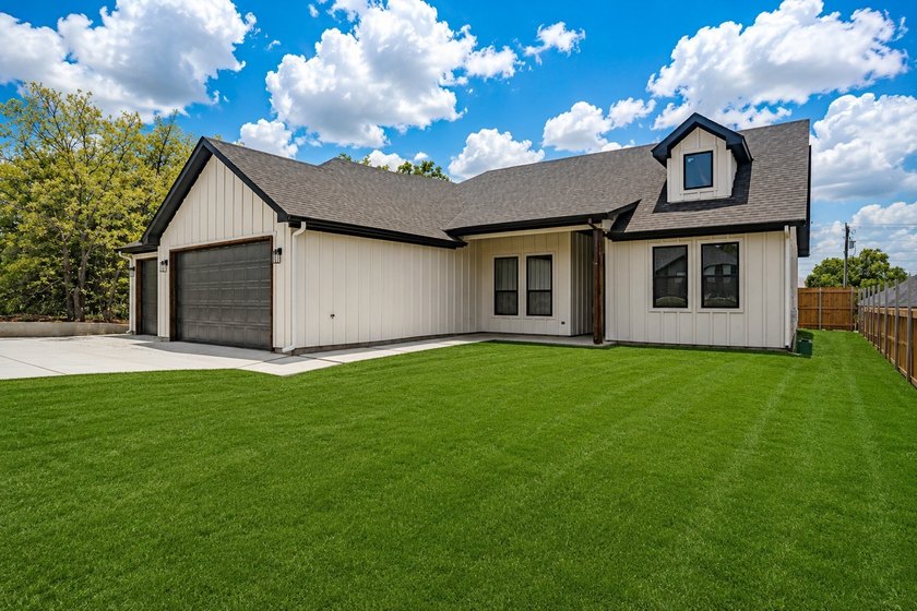 BRAND NEW CONSTRUCTION - RARE 3 CAR GARAGE! This 4 bed, 2 bath - photo 2