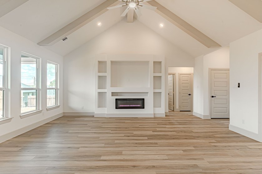 BRAND NEW CONSTRUCTION - RARE 3 CAR GARAGE! This 4 bed, 2 bath - photo 6