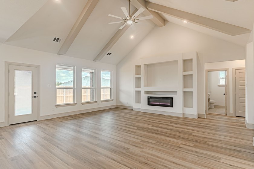 BRAND NEW CONSTRUCTION - RARE 3 CAR GARAGE! This 4 bed, 2 bath - photo 7